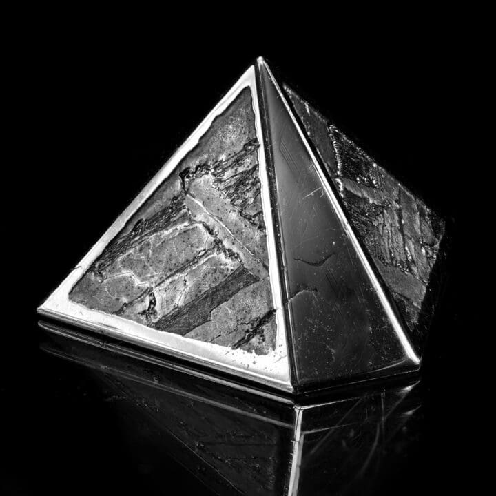 Muonionalusta Meteorite Pyramid - 44g - Image 3