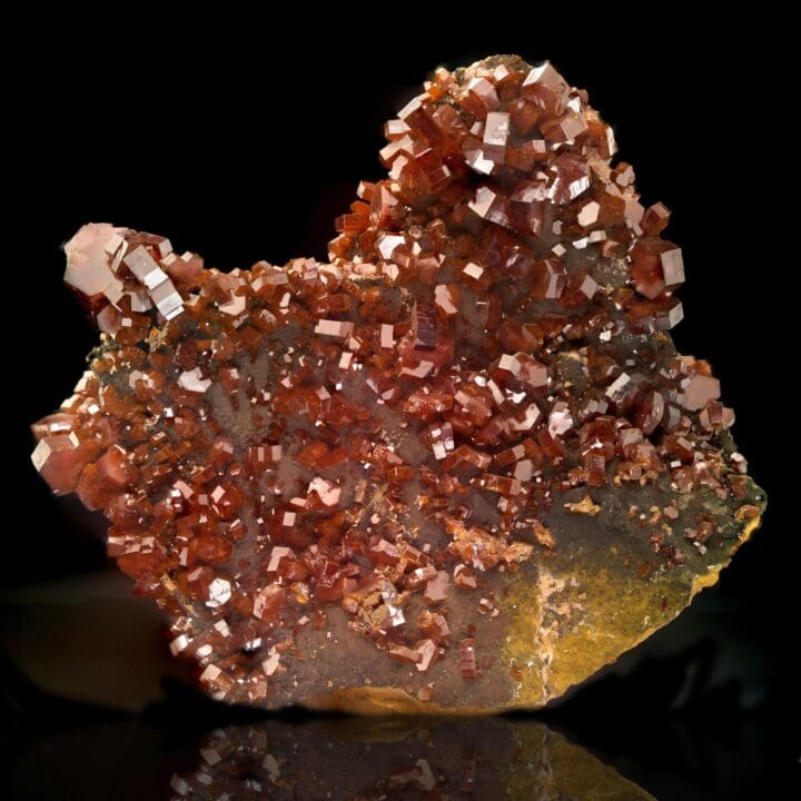 Vanadinite on Hollandite
