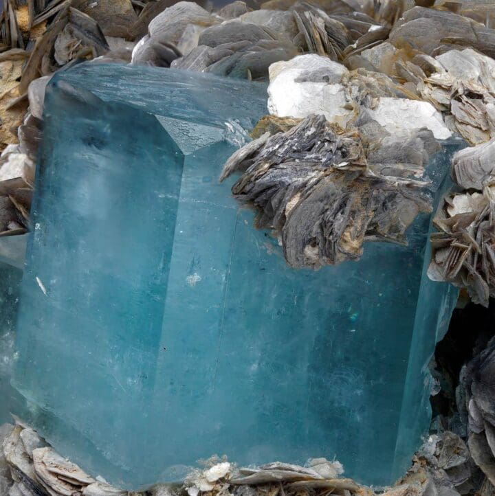 Aquamarine on Muscovite // 8.77 Lb - Image 4
